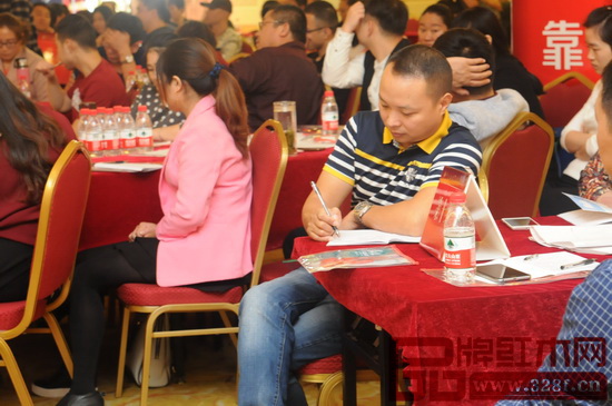 圖4_在經(jīng)銷商培訓(xùn)交流大會上，學(xué)員認真聽課做筆記