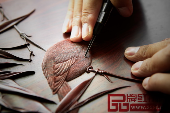 絲翎檀雕是泰和園發(fā)現(xiàn)、總結(jié)、推廣的特色雕刻技藝 絲翎檀雕是泰和園發(fā)現(xiàn)、總結(jié)、推廣的特色雕刻技藝