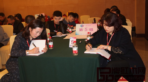 學員認真做筆記 學員認真做筆記