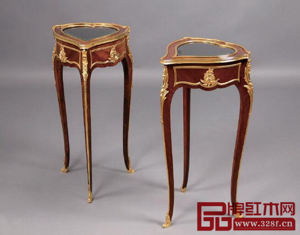 這是典型的洛可可風格家具,腿足借鑒了中國明式家具中的三彎腿式香幾形制 這是典型的洛可可風格家具,腿足借鑒了中國明式家具中的三彎腿式香幾形制