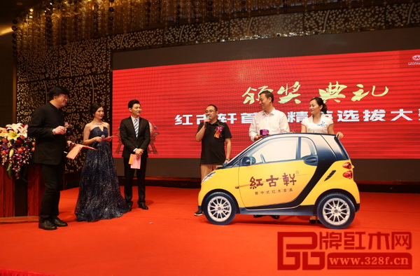 紅古軒盤錦專賣店的單總(右三)奪得紅古軒首屆精英店長(zhǎng)選拔大賽冠軍 紅古軒盤錦專賣店的單總(右三)奪得紅古軒首屆精英店長(zhǎng)選拔大賽冠軍