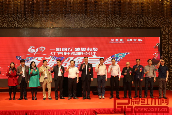 紅古軒總經(jīng)理吳赤宇(左四)與出席答謝晚宴的領(lǐng)導(dǎo)嘉賓共同祝酒,寄語(yǔ)新年、新征程 紅古軒總經(jīng)理吳赤宇(左四)與出席答謝晚宴的領(lǐng)導(dǎo)嘉賓共同祝酒,寄語(yǔ)新年、新征程