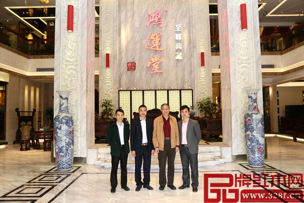 全國(guó)工商聯(lián)民間文物藝術(shù)品商會(huì)副會(huì)長(zhǎng)、原故宮博物院文??萍疾恐魅尾莒o樓(右二),全聯(lián)藝術(shù)紅木家具專委會(huì)執(zhí)行會(huì)長(zhǎng)、弘木傳媒CEO林偉華(右一)參觀鴻運(yùn)堂大紅酸枝典藏館,鴻運(yùn)堂總經(jīng)理蕭耀能(左二)、銷售總監(jiān)曹家祥熱情接待 全國(guó)工商聯(lián)民間文物藝術(shù)品商會(huì)副會(huì)長(zhǎng)、原故宮博物院文??萍疾恐魅尾莒o樓(右二),全聯(lián)藝術(shù)紅木家具專委會(huì)執(zhí)行會(huì)長(zhǎng)、弘木傳媒CEO林偉華(右一)參觀鴻運(yùn)堂大紅酸枝典藏館,鴻運(yùn)堂總經(jīng)理蕭耀能(左二)、銷售總監(jiān)曹家祥熱情接待
