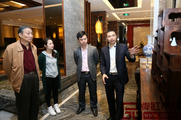 蕭耀能總經(jīng)理（右一）為曹靜樓老師一行介紹鴻運(yùn)堂家具的工藝及造型特點(diǎn)