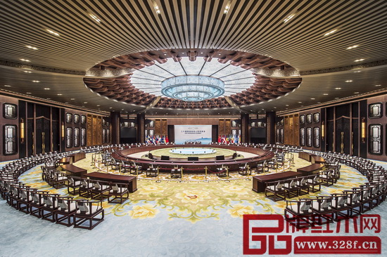 2016年G20峰會(huì),讓人津津樂(lè)道的是主會(huì)場(chǎng)上的大型紅木圓桌,以及各國(guó)元首和部長(zhǎng)坐的紅木圈椅 2016年G20峰會(huì),讓人津津樂(lè)道的是主會(huì)場(chǎng)上的大型紅木圓桌,以及各國(guó)元首和部長(zhǎng)坐的紅木圈椅