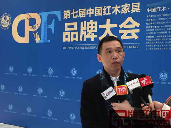 中國傳統(tǒng)工藝大師、波記家具董事長伍建波接受央視等媒體采訪，并講述波記“無漆無蠟無甲醛”家具的特色