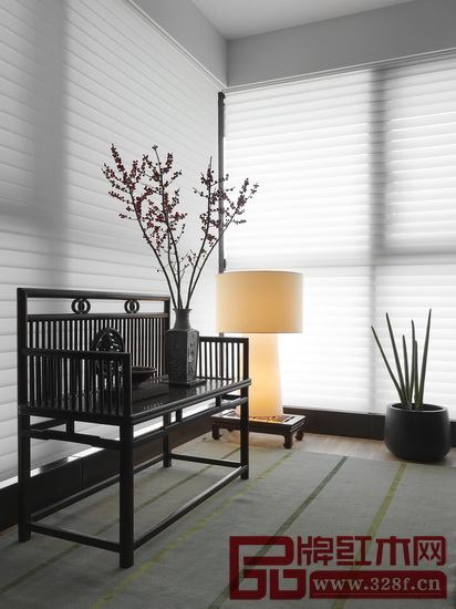 在客廳角落放置一把禪椅，一株綠植，一枝臘梅，大量的留白即可構(gòu)建出優(yōu)雅意境