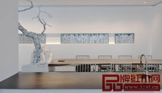 通過(guò)大量留白來(lái)回歸自然的純凈，體味東方的包容虛空，通過(guò)移步異景的構(gòu)圖手法，不拘泥于格式化的布景方式體現(xiàn)整個(gè)空間（圖片為梁建國(guó)設(shè)計(jì)作品）