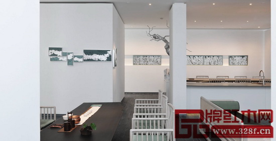 通過(guò)大量留白來(lái)回歸自然的純凈，體味東方的包容虛空，通過(guò)移步異景的構(gòu)圖手法，不拘泥于格式化的布景方式體現(xiàn)整個(gè)空間（圖片為梁建國(guó)設(shè)計(jì)作品）