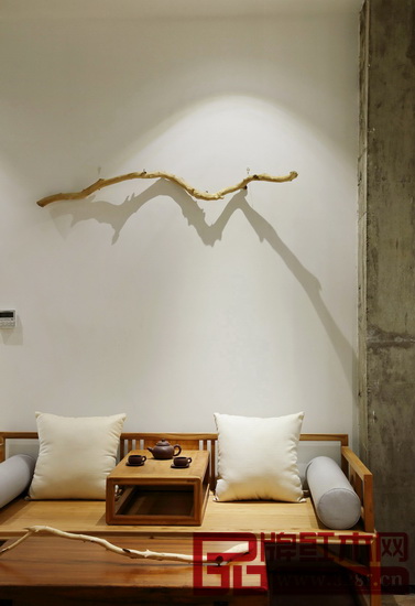 巧妙的運(yùn)用光照勾勒出留白的輪廓，凸顯出了紅木家具的層次美感