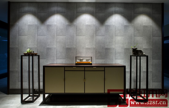 巧妙的運(yùn)用光照勾勒出留白的輪廓，凸顯出了紅木家具的層次美感