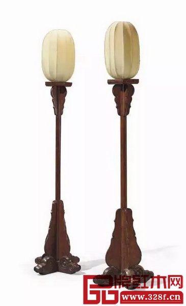 十七世紀 黃花梨登臺（及后配現(xiàn)代復(fù)制品一座）