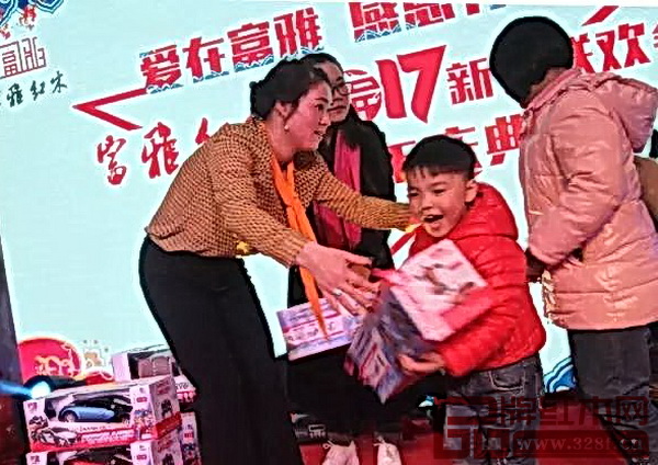 沈總給小朋友發(fā)玩具跑車 沈總給小朋友發(fā)玩具跑車