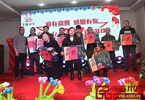 三等獎(jiǎng)幸運(yùn)觀眾上臺(tái)合影 三等獎(jiǎng)幸運(yùn)觀眾上臺(tái)合影