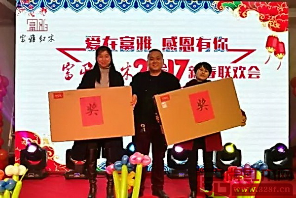 二等獎(jiǎng)獲得者上臺(tái)領(lǐng)獎(jiǎng) 二等獎(jiǎng)獲得者上臺(tái)領(lǐng)獎(jiǎng)