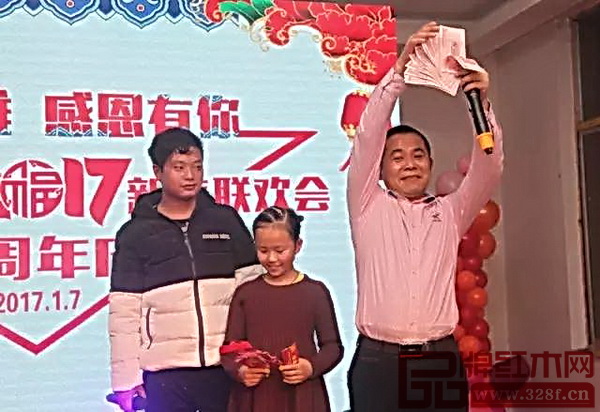 3800現(xiàn)金大獎(jiǎng)獲得者上臺(tái)合影 3800現(xiàn)金大獎(jiǎng)獲得者上臺(tái)合影