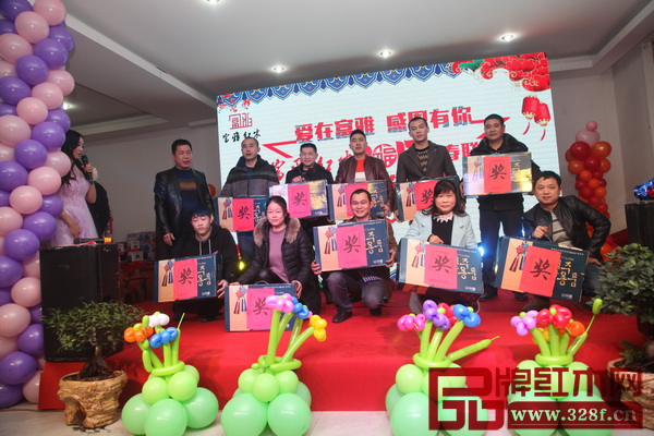 富雅紅木三周年慶典上員工手捧大獎(jiǎng)合影 富雅紅木三周年慶典上員工手捧大獎(jiǎng)合影