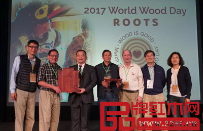 福建省古典工藝家具協(xié)會執(zhí)行會長張鏡泉(中)、常務(wù)副會長林志權(quán)(左三)向世界展示“仙作”作品 福建省古典工藝家具協(xié)會執(zhí)行會長張鏡泉(中)、常務(wù)副會長林志權(quán)(左三)向世界展示“仙作”作品