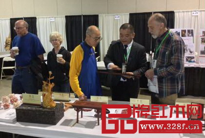 福建省古典工藝家具協(xié)會常務(wù)副會長林志權(quán)(右二)向國際木文化學(xué)者介紹“仙作”技藝 福建省古典工藝家具協(xié)會常務(wù)副會長林志權(quán)(右二)向國際木文化學(xué)者介紹“仙作”技藝