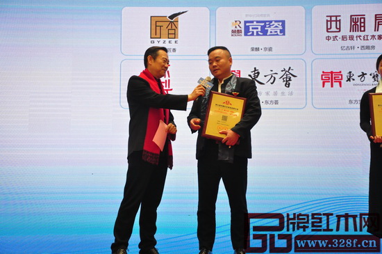 在第七屆中國紅木家具品牌大會(huì)頒獎(jiǎng)典禮上，地天泰董事長許貴祿接受中央電視臺(tái)著名主持人趙保樂現(xiàn)場(chǎng)采訪