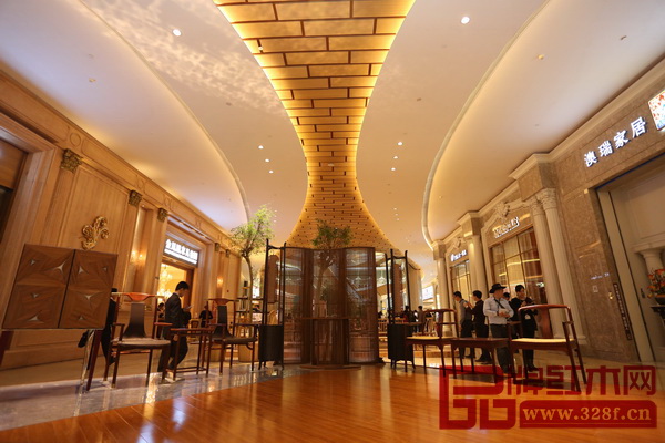 名家居世博園四樓的紅木家具館中,各具特色的紅木家具品類齊聚一堂 名家居世博園四樓的紅木家具館中,各具特色的紅木家具品類齊聚一堂