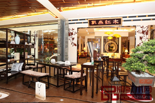 新中式紅木家具相比普通的中式風(fēng)格更具現(xiàn)代時(shí)尚元素,也具有古典家具的風(fēng)韻 新中式紅木家具相比普通的中式風(fēng)格更具現(xiàn)代時(shí)尚元素,也具有古典家具的風(fēng)韻