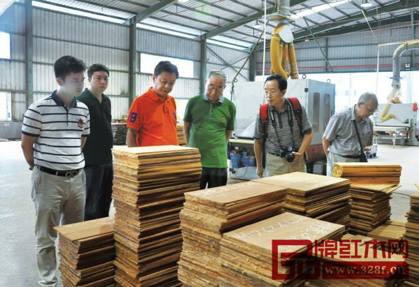 全聯(lián)藝術(shù)紅木家具專委會專家顧問胡景初、曹新民、李凱夫?qū)嵉刈咴L國壽紅木工廠，探討如何從產(chǎn)品以及工藝，進(jìn)一步提升新明式紅木家具的品質(zhì)