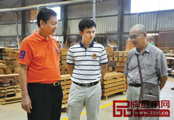 全聯(lián)藝術(shù)紅木家具專委會專家顧問胡景初、曹新民、李凱夫?qū)嵉刈咴L國壽紅木工廠，探討如何從產(chǎn)品以及工藝，進(jìn)一步提升新明式紅木家具的品質(zhì)