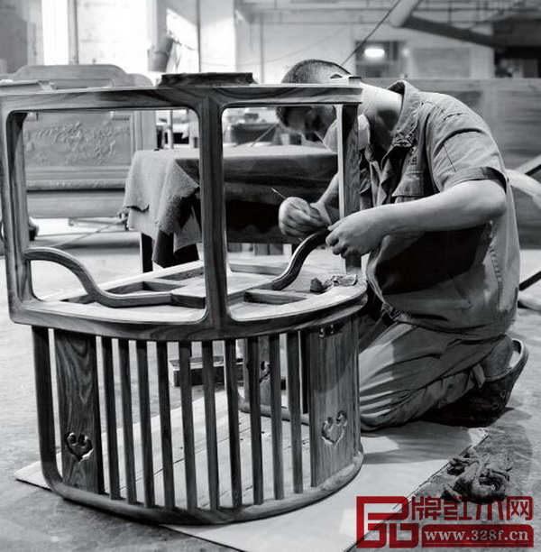 國壽椅生產(chǎn)流程——反復(fù)刮磨