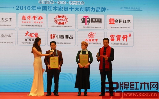 順泰軒獲得“2016年中國紅木家具十大創(chuàng)新力品牌”后，董事長劉勝長（左二）接受廣東電視臺著名主持人央金采訪