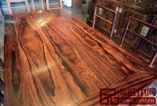 明韻餐臺(tái)桌面特寫(xiě)，自然紋理讓人看到了紅木家具最真實(shí)的美