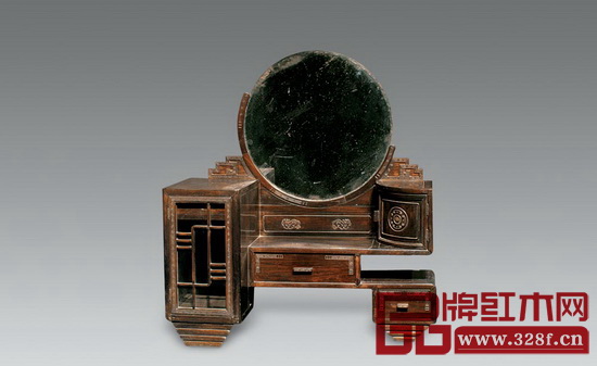 考慮到女性梳妝打扮的需要,梳妝臺(tái)是陪嫁清單中的重要成員 考慮到女性梳妝打扮的需要,梳妝臺(tái)是陪嫁清單中的重要成員