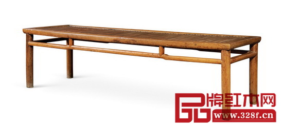 春凳是可供兩人坐用的一種凳子,古時(shí)民間用來作為出嫁女兒時(shí),上置被褥,貼喜花,請(qǐng)人抬著送進(jìn)夫家的嫁妝家具 春凳是可供兩人坐用的一種凳子,古時(shí)民間用來作為出嫁女兒時(shí),上置被褥,貼喜花,請(qǐng)人抬著送進(jìn)夫家的嫁妝家具