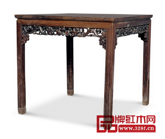 八仙桌是我國傳統(tǒng)家具之一,也是古代貴族女子出嫁嫁妝的外房家具 八仙桌是我國傳統(tǒng)家具之一,也是古代貴族女子出嫁嫁妝的外房家具