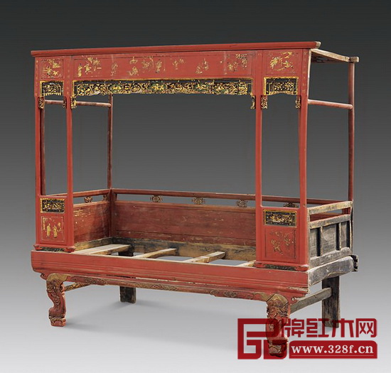 床是古代富家女子嫁妝中不可缺少的一部分,親朋好友的往來中,女眷們常在女主人房間里坐床沿邊談家常 床是古代富家女子嫁妝中不可缺少的一部分,親朋好友的往來中,女眷們常在女主人房間里坐床沿邊談家常