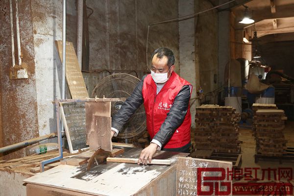 龍博士家具工匠切割原材，為制作紅木家具工序打基礎(chǔ) 