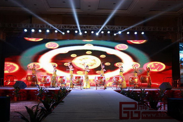 博大家具新中式品牌發(fā)布會(huì)暨第二屆商務(wù)峰會(huì)開(kāi)場(chǎng)舞氣勢(shì)非凡 博大家具新中式品牌發(fā)布會(huì)暨第二屆商務(wù)峰會(huì)開(kāi)場(chǎng)舞氣勢(shì)非凡