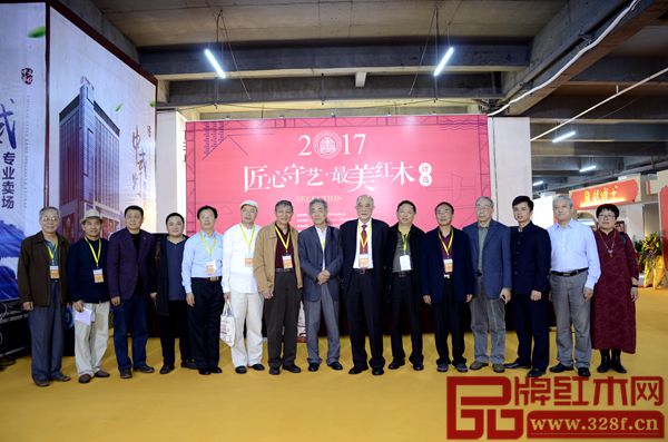 紅木家具專家學(xué)者、業(yè)內(nèi)人士為參評產(chǎn)品現(xiàn)場打分合影留念 紅木家具專家學(xué)者、業(yè)內(nèi)人士為參評產(chǎn)品現(xiàn)場打分合影留念