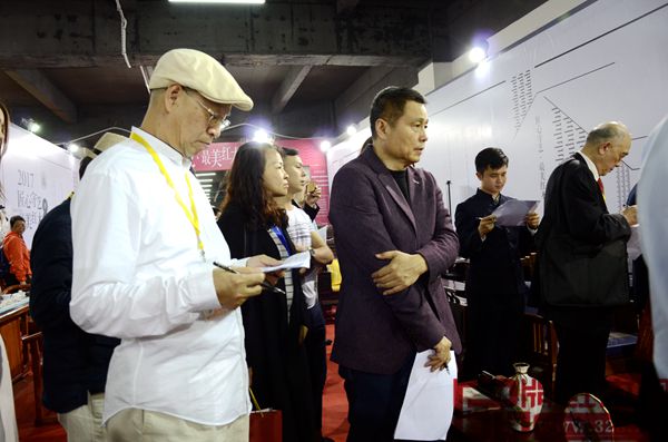 紅木家具專家學(xué)者、業(yè)內(nèi)人士龍博士家具《國士沙發(fā)》現(xiàn)場打分 紅木家具專家學(xué)者、業(yè)內(nèi)人士龍博士家具《國士沙發(fā)》現(xiàn)場打分