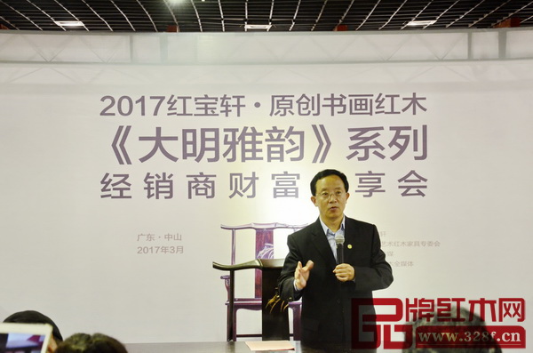 全聯(lián)藝術(shù)紅木家具專委會(huì)專家顧問、華南農(nóng)業(yè)大學(xué)博士生導(dǎo)師李凱夫指出,紅寶軒獨(dú)家原創(chuàng)的《大明雅韻》系列用材優(yōu)質(zhì),造型優(yōu)美,“國(guó)畫+明式家具”的創(chuàng)意極具藝術(shù)性 全聯(lián)藝術(shù)紅木家具專委會(huì)專家顧問、華南農(nóng)業(yè)大學(xué)博士生導(dǎo)師李凱夫指出,紅寶軒獨(dú)家原創(chuàng)的《大明雅韻》系列用材優(yōu)質(zhì),造型優(yōu)美,“國(guó)畫+明式家具”的創(chuàng)意極具藝術(shù)性