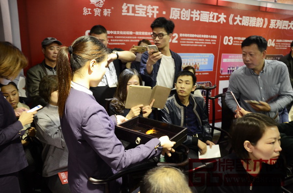 《大明雅韻招商加盟政策發(fā)布會(huì)》上,上演了“抽屜養(yǎng)金魚”“金屬探測(cè)家具”等的生動(dòng)展示,現(xiàn)場(chǎng)經(jīng)銷商紛紛拍照 《大明雅韻招商加盟政策發(fā)布會(huì)》上,上演了“抽屜養(yǎng)金魚”“金屬探測(cè)家具”等的生動(dòng)展示,現(xiàn)場(chǎng)經(jīng)銷商紛紛拍照