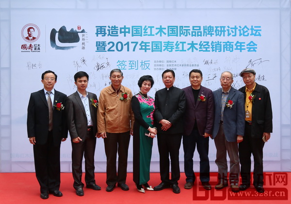 華南農(nóng)業(yè)大學(xué)博士生導(dǎo)師李凱夫(左一)與全聯(lián)藝術(shù)紅木家具專委會(huì)專家顧問——原故宮博物院文保科技部主任曹靜樓(左三)、中國紅木家具技術(shù)專家曹新民(右二)、教育部《家具設(shè)計(jì)與制造》專業(yè)帶頭人彭亮(右一)、明清家具研究學(xué)者張輝(右三),全聯(lián)藝術(shù)紅木家具專委會(huì)主席團(tuán)主席、中國傳統(tǒng)工藝大師、國壽紅木董事長陳國壽(右四),全聯(lián)藝術(shù)紅木家具專委會(huì)執(zhí)行會(huì)長、弘木傳媒CEO林偉華(左二),國壽紅木董事長夫人倫群章(左四)合影留念 華南農(nóng)業(yè)大學(xué)博士生導(dǎo)師李凱夫(左一)與全聯(lián)藝術(shù)紅木家具專委會(huì)專家顧問——原故宮博物院文??萍疾恐魅尾莒o樓(左三)、中國紅木家具技術(shù)專家曹新民(右二)、教育部《家具設(shè)計(jì)與制造》專業(yè)帶頭人彭亮(右一)、明清家具研究學(xué)者張輝(右三),全聯(lián)藝術(shù)紅木家具專委會(huì)主席團(tuán)主席、中國傳統(tǒng)工藝大師、國壽紅木董事長陳國壽(右四),全聯(lián)藝術(shù)紅木家具專委會(huì)執(zhí)行會(huì)長、弘木傳媒CEO林偉華(左二),國壽紅木董事長夫人倫群章(左四)合影留念