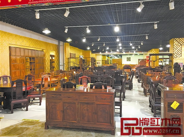 在廣西南寧的某紅木家具市場內(nèi),光顧者寥寥,與原料的暴漲形成反差 在廣西南寧的某紅木家具市場內(nèi),光顧者寥寥,與原料的暴漲形成反差