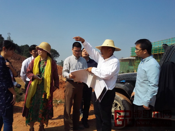 金樟溪(右二)在工地現(xiàn)場(chǎng)進(jìn)行指導(dǎo) 金樟溪(右二)在工地現(xiàn)場(chǎng)進(jìn)行指導(dǎo)