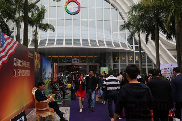 9號(hào)館名家居世博園展館前人來(lái)人往