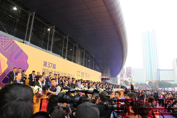 第37屆名家具展開(kāi)幕式現(xiàn)場(chǎng)人氣爆滿