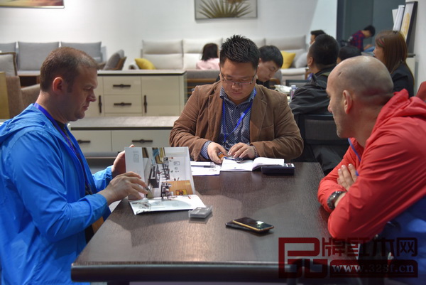 不少外商到名家具展尋找商機 不少外商到名家具展尋找商機