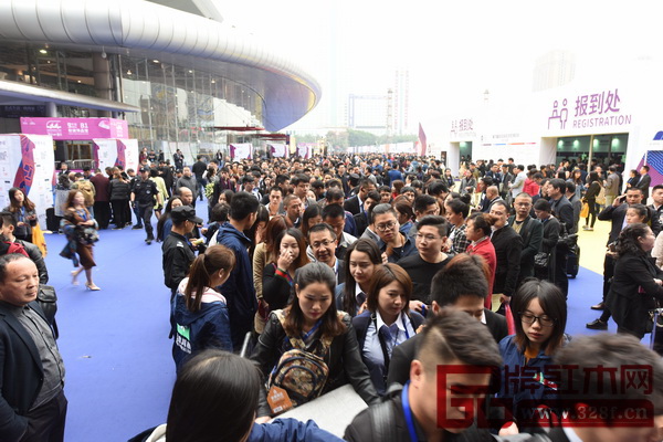 第37屆東莞名家具展參展者排隊入場 第37屆東莞名家具展參展者排隊入場