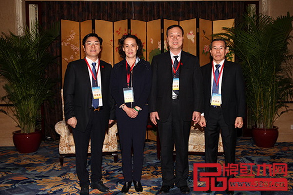 中國家具協(xié)會副理事長劉金良（右二）、秘書長張冰冰（左二），廣州市家具協(xié)會第六屆理事會會長、廣州市百利文儀實業(yè)有限公司董事長梁納新（左一），廣州市家具協(xié)會第五屆理事會會長、廣州番禺永華家具有限公司董事長陳達(dá)強（右一）