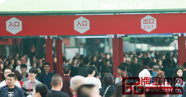 展館通道人頭涌動 展館通道人頭涌動